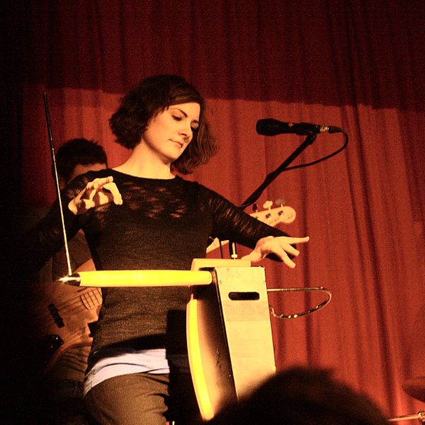 600px-carolina_eyck_playing_the_theremin